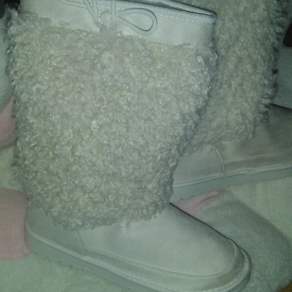 Fuzzy boots - Picture 3 of 4